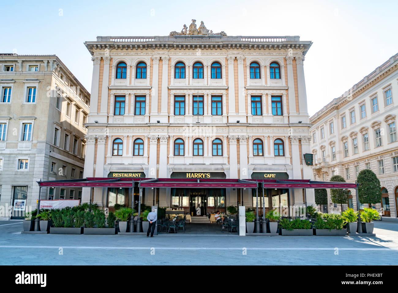 Le célèbre Harry's restaurant et un café sur la Piazza Unità d'Italia à Trieste Banque D'Images