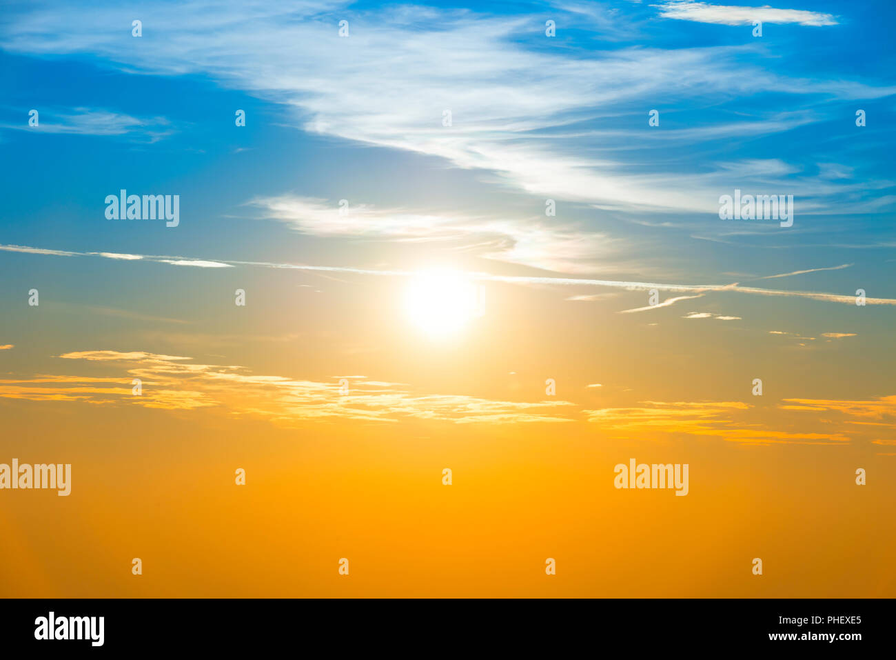 Coucher du soleil dans le ciel bleu avec nuages orange Banque D'Images