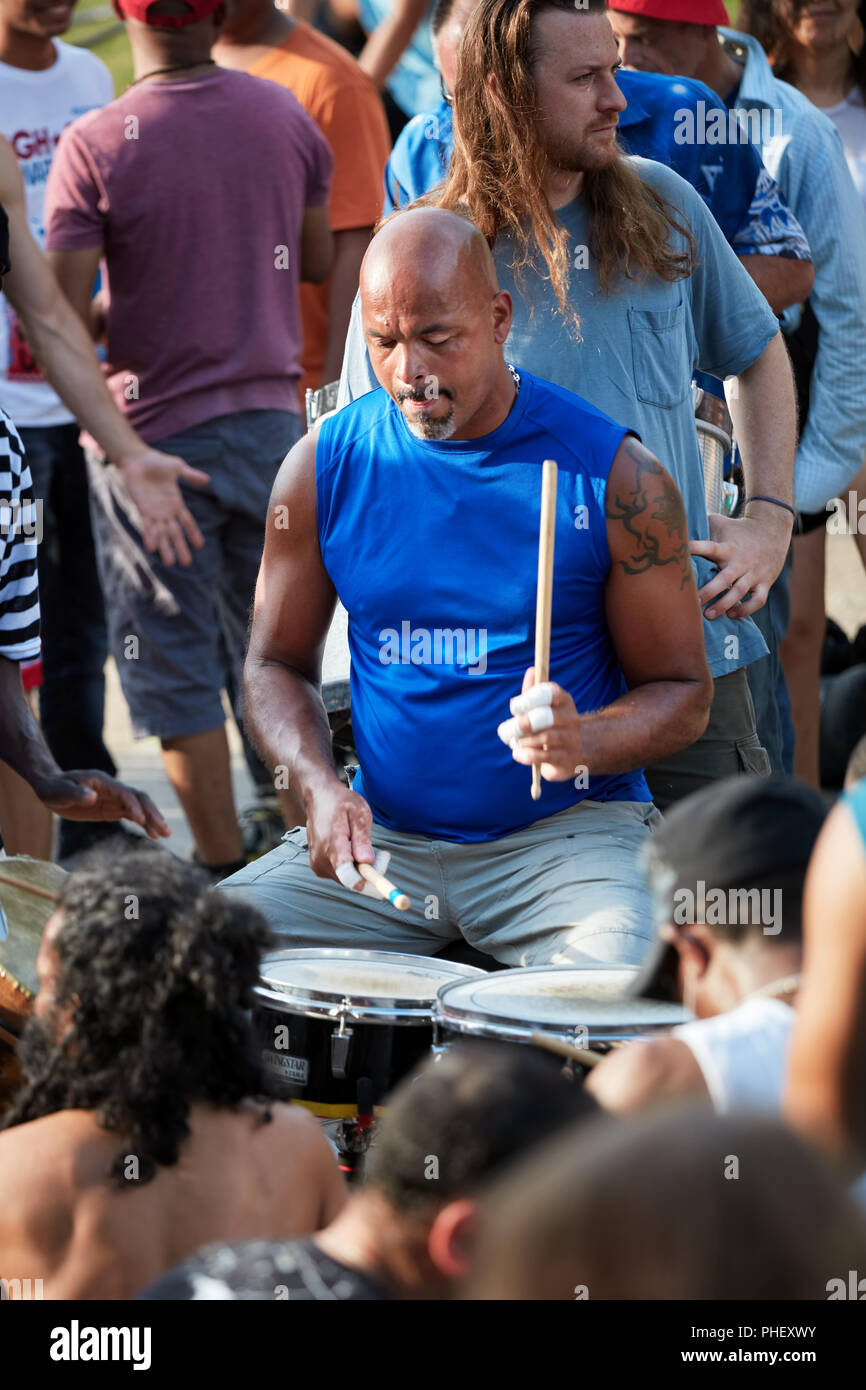 Batteur Américain africain et les percussionnistes jouant en face de l'auditoire à Tam Tams festival dans le parc du Mont-Royal, Montréal, Québec, Canada. Banque D'Images