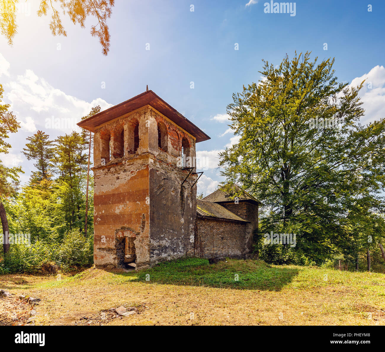 Ancien pavillon de chasse en ruine un jour d'été ensoleillé Banque D'Images