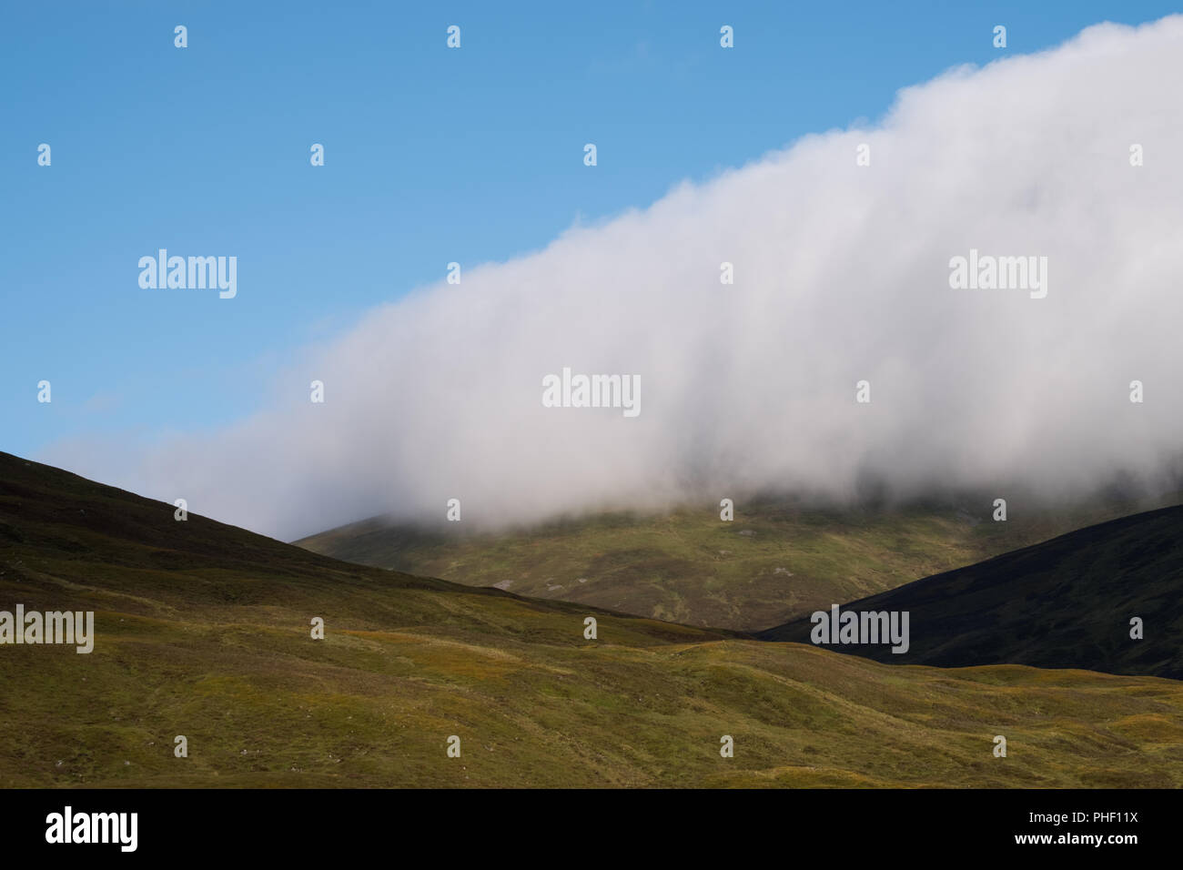 Vue sur les collines dans la région de Highlands écossais sur une claire journée d'été, avec des nuages de basse altitude. Photographié près d'Inverness à partir de l'hôtel Caledonian Sleeper train. Banque D'Images