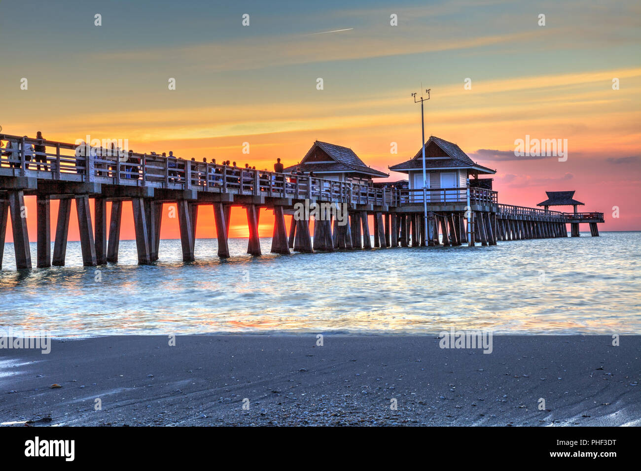 Naples Pier sur la plage au coucher du soleil Banque D'Images