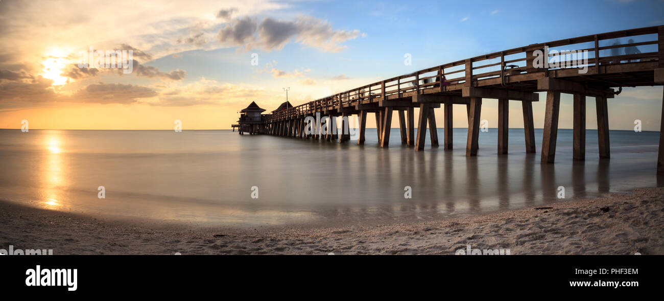 Naples Pier sur la plage au coucher du soleil Banque D'Images