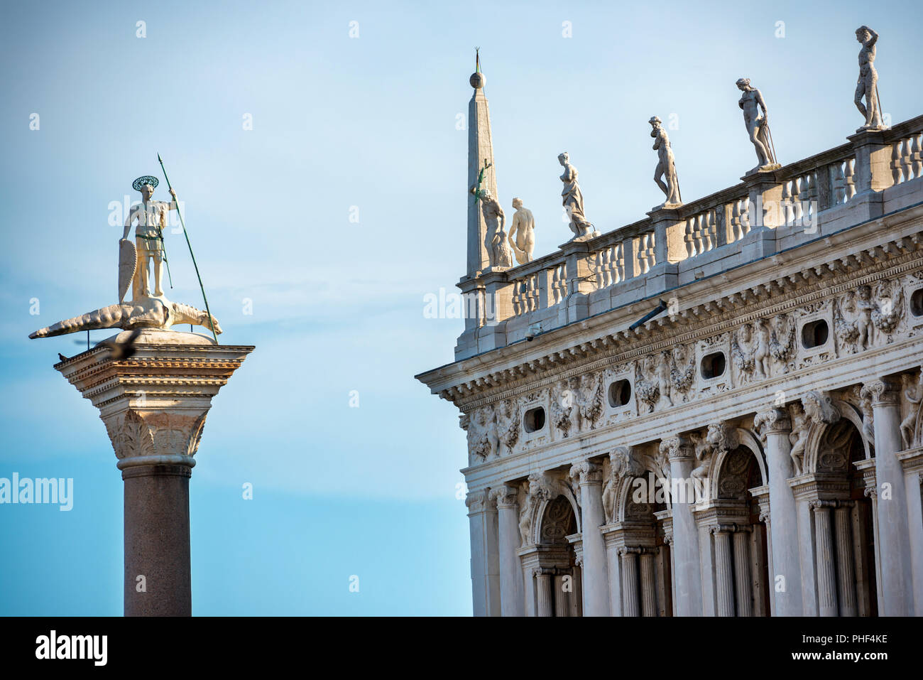 La statue de Saint Théodore et du Palais des Doges à Venise Banque D'Images