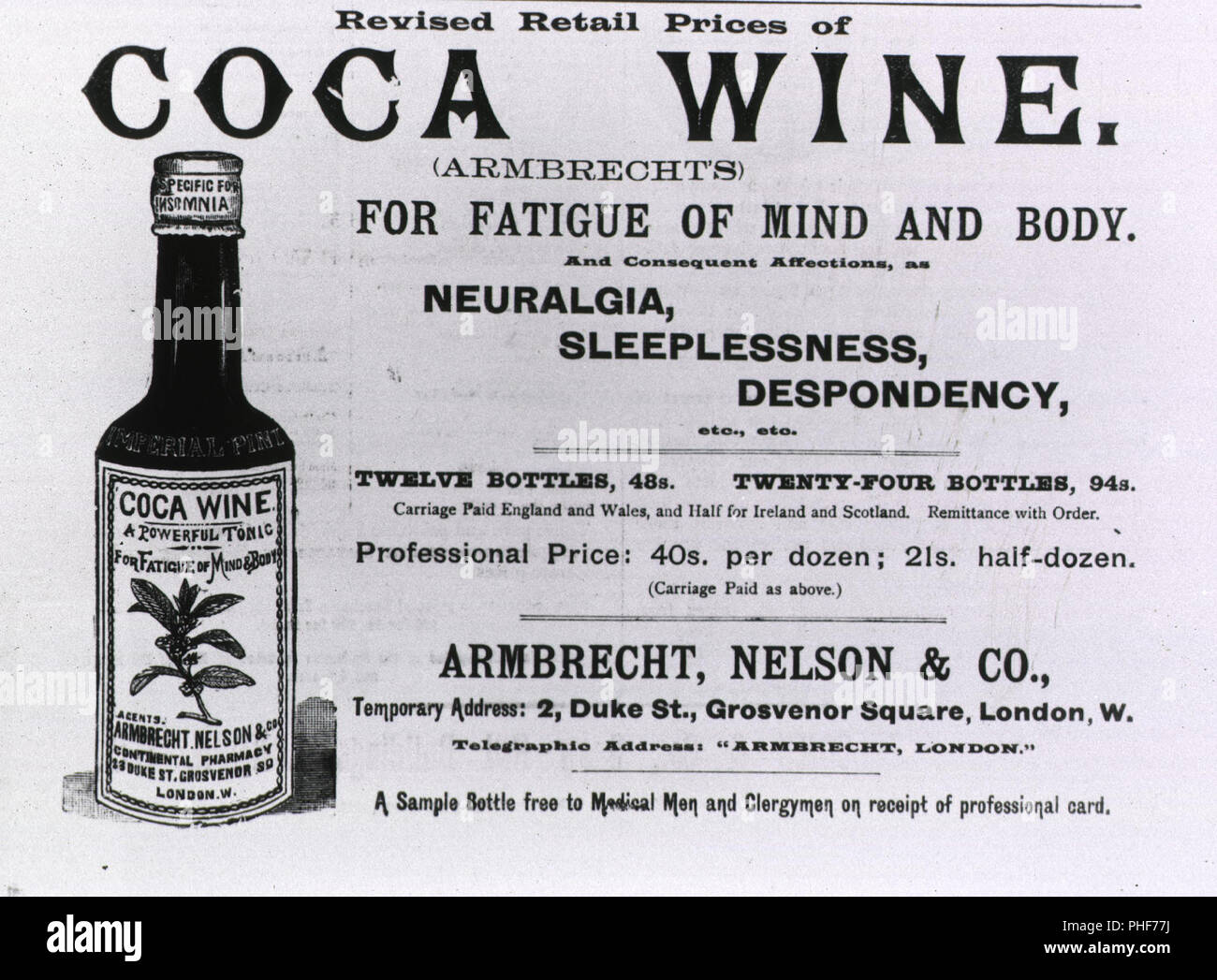 Une bouteille de vin de Coca se dresse à côté du texte publicitaire. Banque D'Images