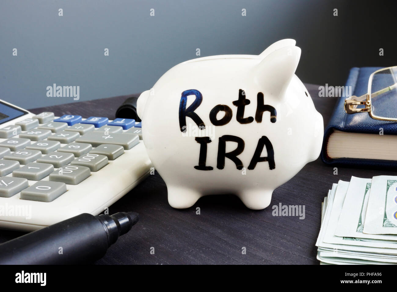 Roth IRA écrit sur une tirelire. Plan de retraite. Banque D'Images