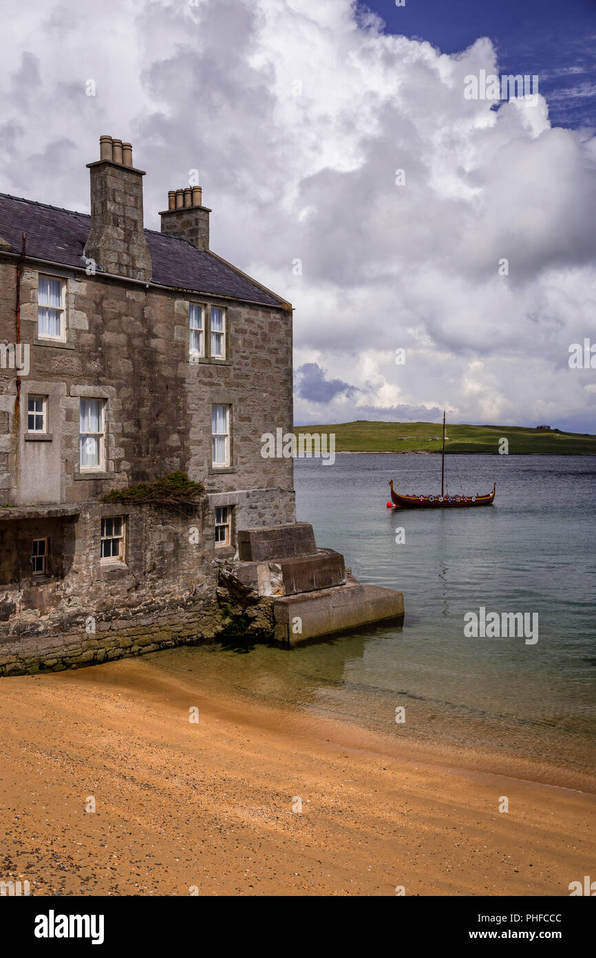 Maison à Vendre écosse Bord De Mer Vieille maison en pierre au bord de la mer à Lerwick, îles Shetland, en  Écosse lors d'une journée ensoleillée Photo Stock - Alamy