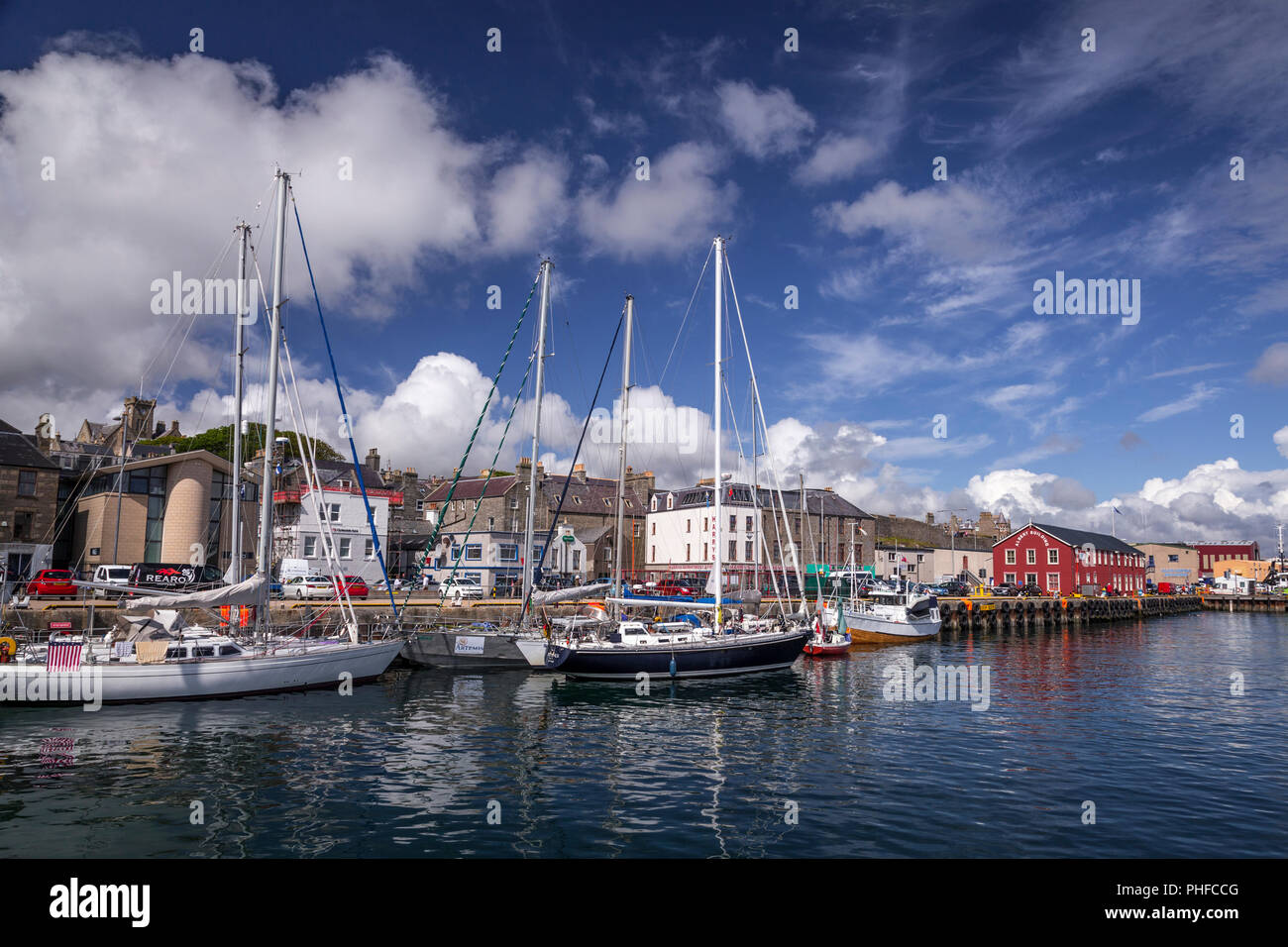 Yachts amarrés dans le port de Lerwick, Shetland, Écosse lors d'une journée ensoleillée Banque D'Images