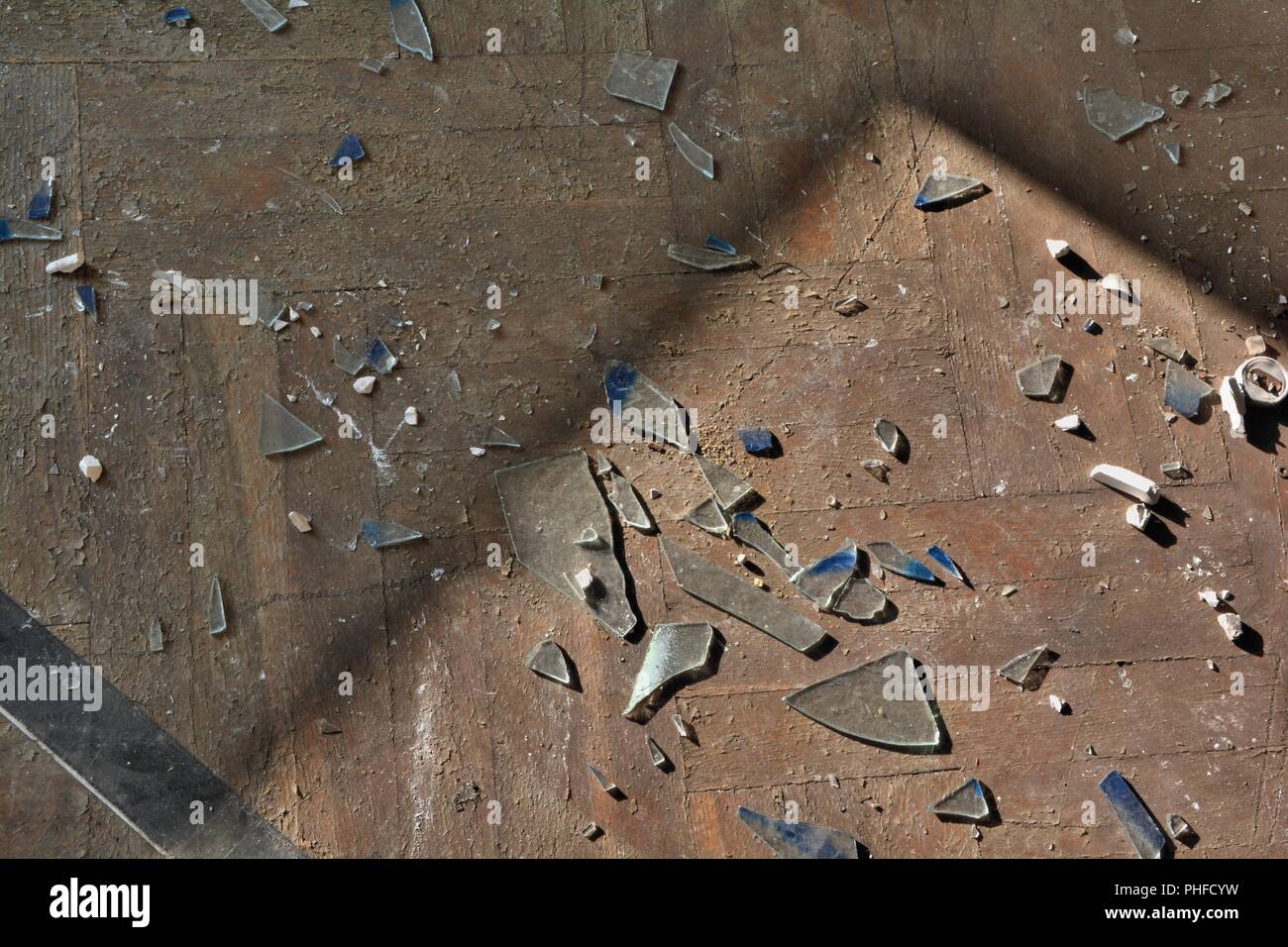 Du verre brisé sur le sol d'un restaurant abandonné à Magdebourg Banque D'Images