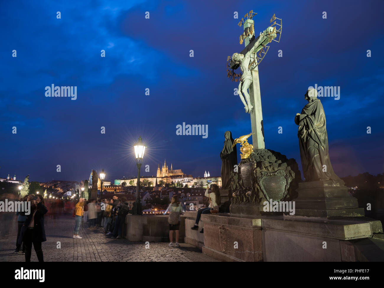 Les touristes sur le Pont Charles, Prague, République tchèque. Banque D'Images