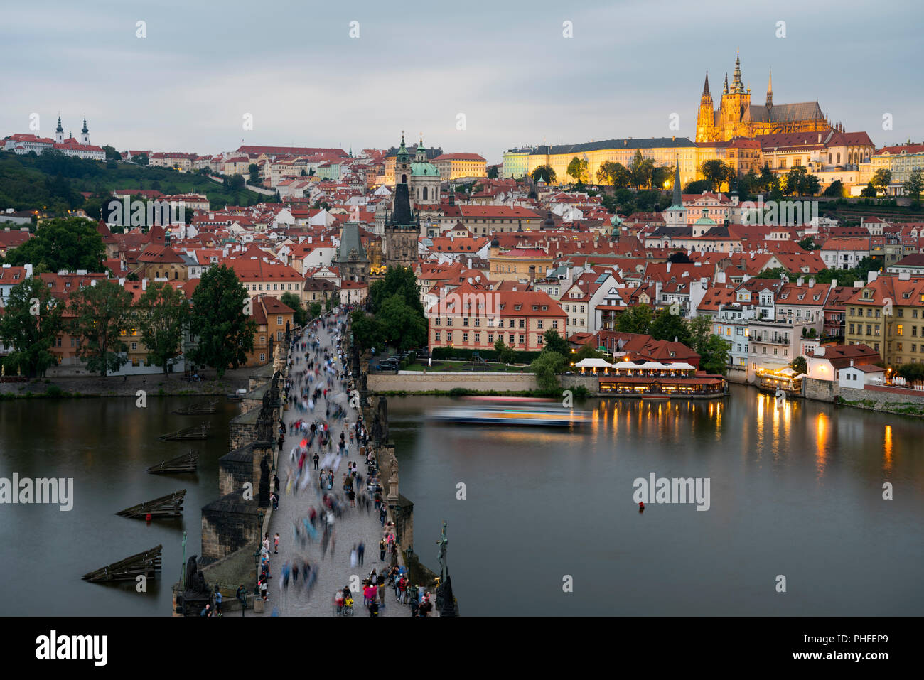 Le Pont Charles et le château de Prague (Hradcany) avec la cathédrale Saint-Guy et l'église Saint Georges, Prague, République tchèque. Banque D'Images