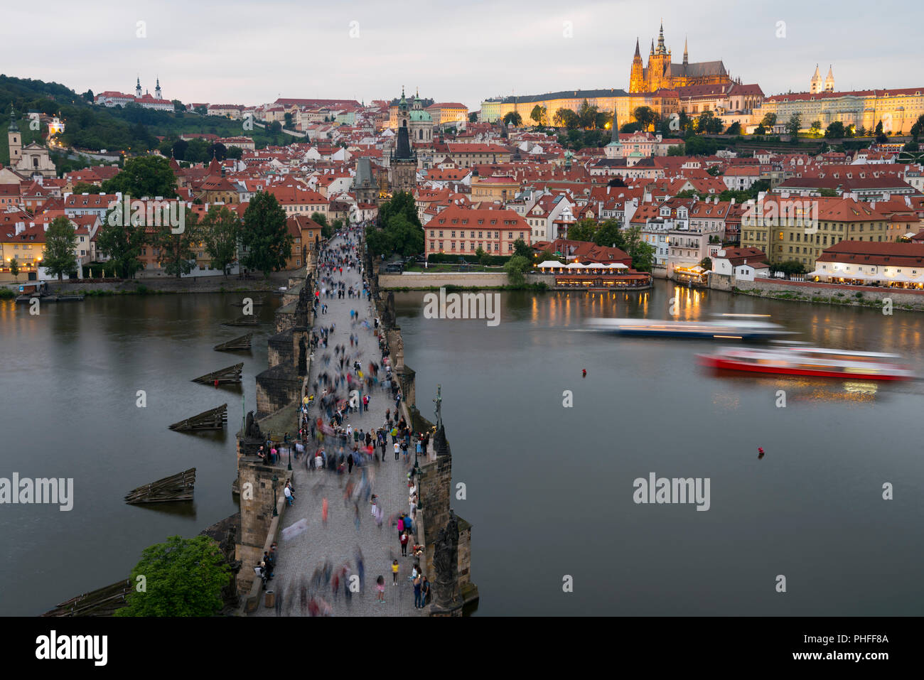 Le Pont Charles et le château de Prague (Hradcany) avec la cathédrale Saint-Guy et l'église Saint Georges, Prague, République tchèque. Banque D'Images