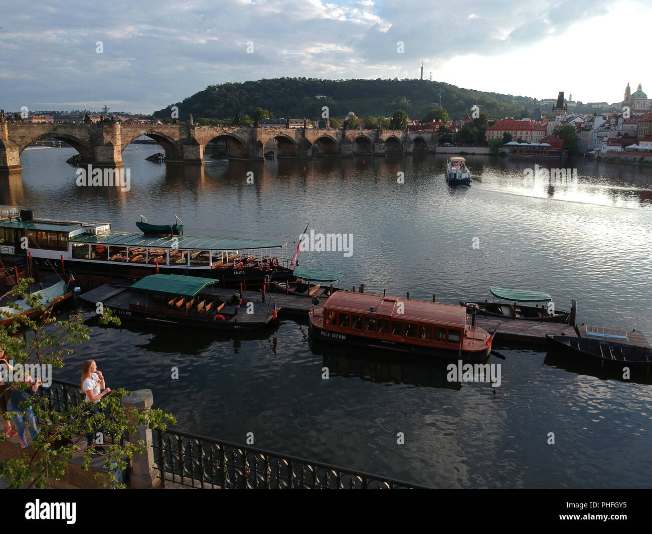 Les touristes le long du célèbre pont Charles, Prague, République tchèque. Banque D'Images