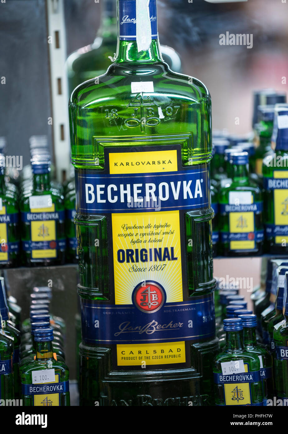 Bouteilles de liqueur Becherovka une herbe traditionnelle, Prague, République tchèque. Banque D'Images