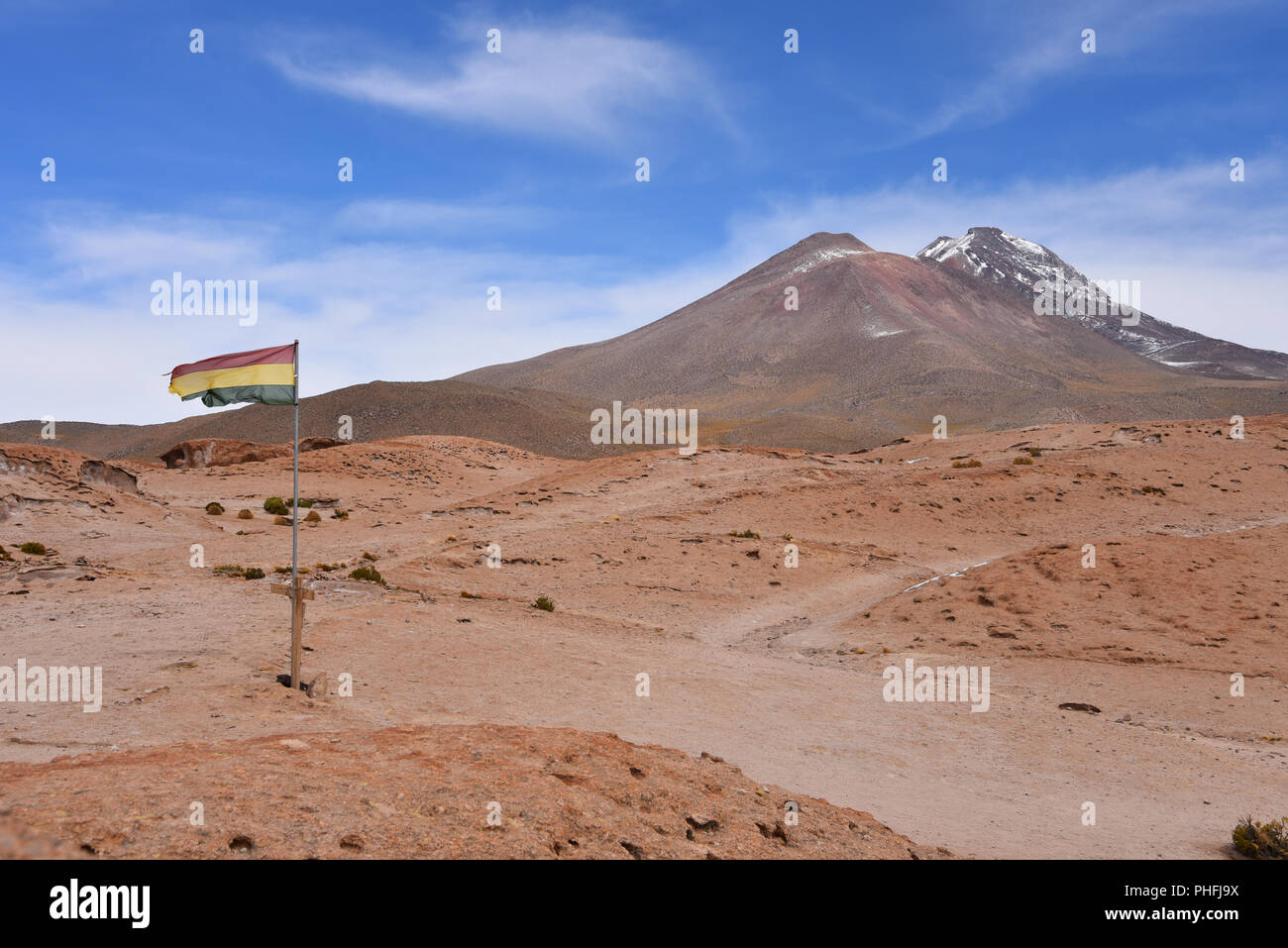 Un drapeau bolivien survole les formations rocheuses du Mirador Volcan Ollague, dans la province, ni Lipez Uyuni, Bolivie Banque D'Images