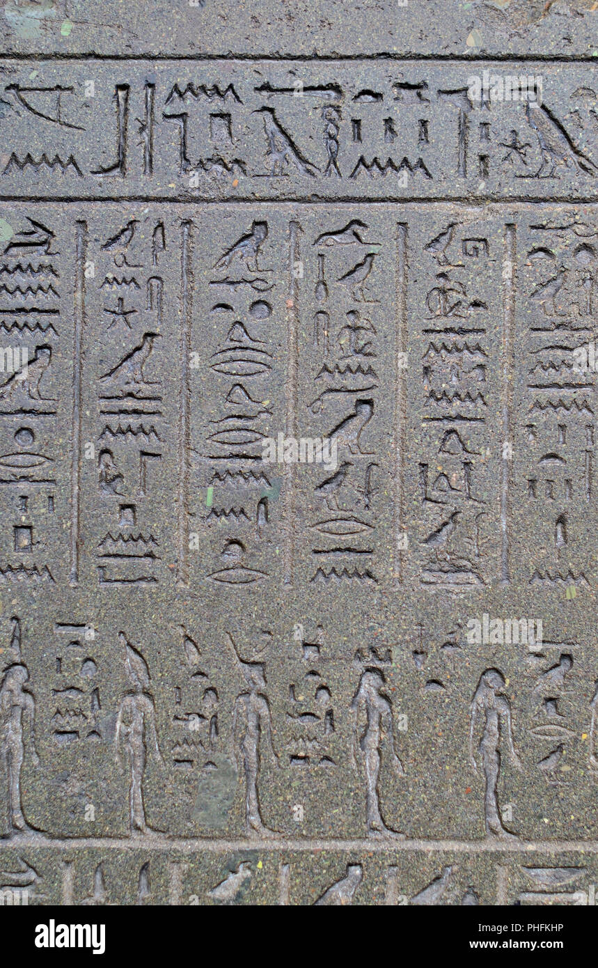 Les hiéroglyphes égyptiens sur le sarcophage de Nectanebo II, le dernier pharaon égyptien natif. British Museum, Bloomsbury, London, England, UK. Banque D'Images