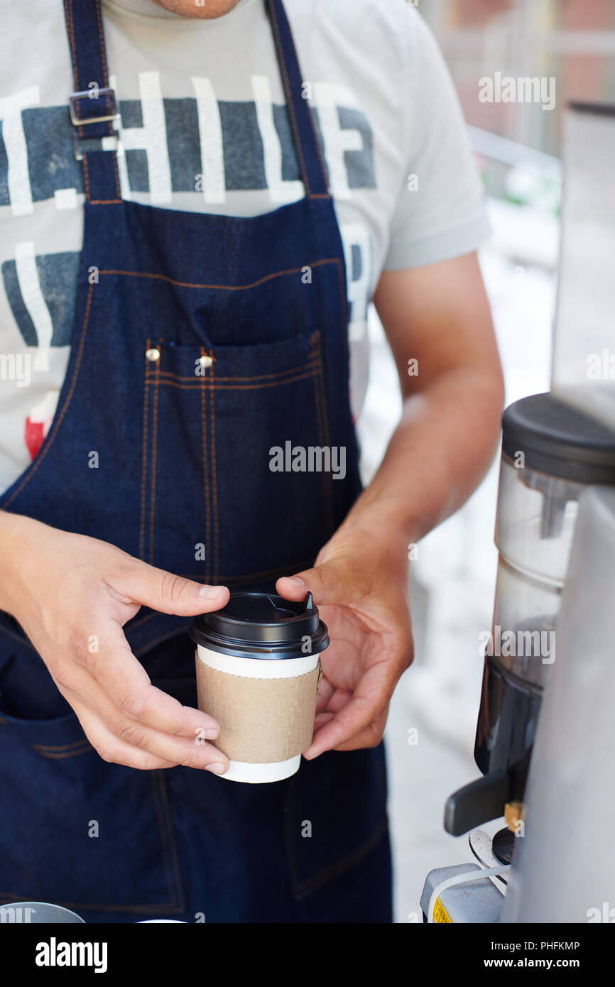 Verser dans la tasse de lait Barista Banque D'Images