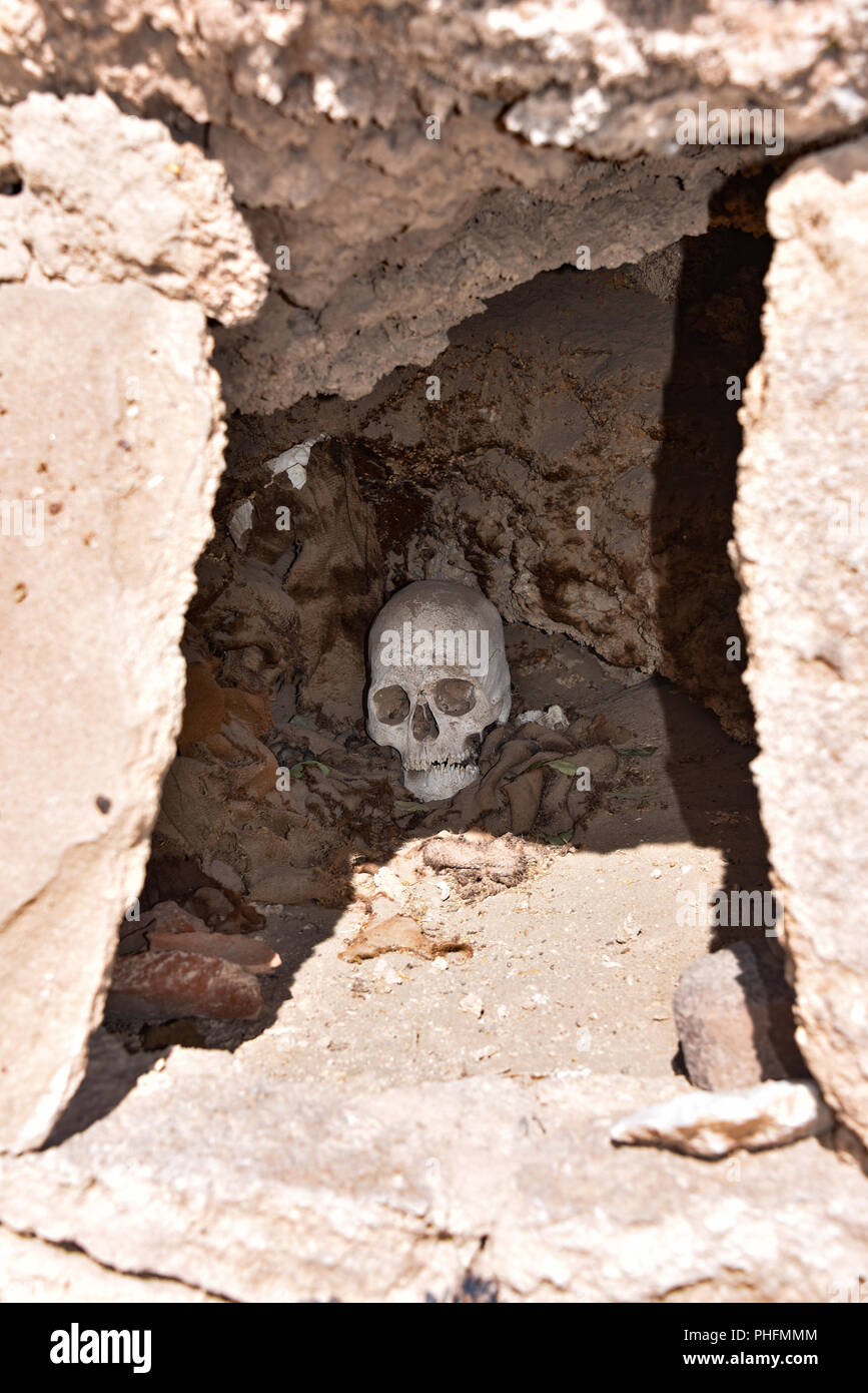 Les restes humains anciens enterrés dans la nécropole à Chullpas traditionnel de San Juan Banque D'Images