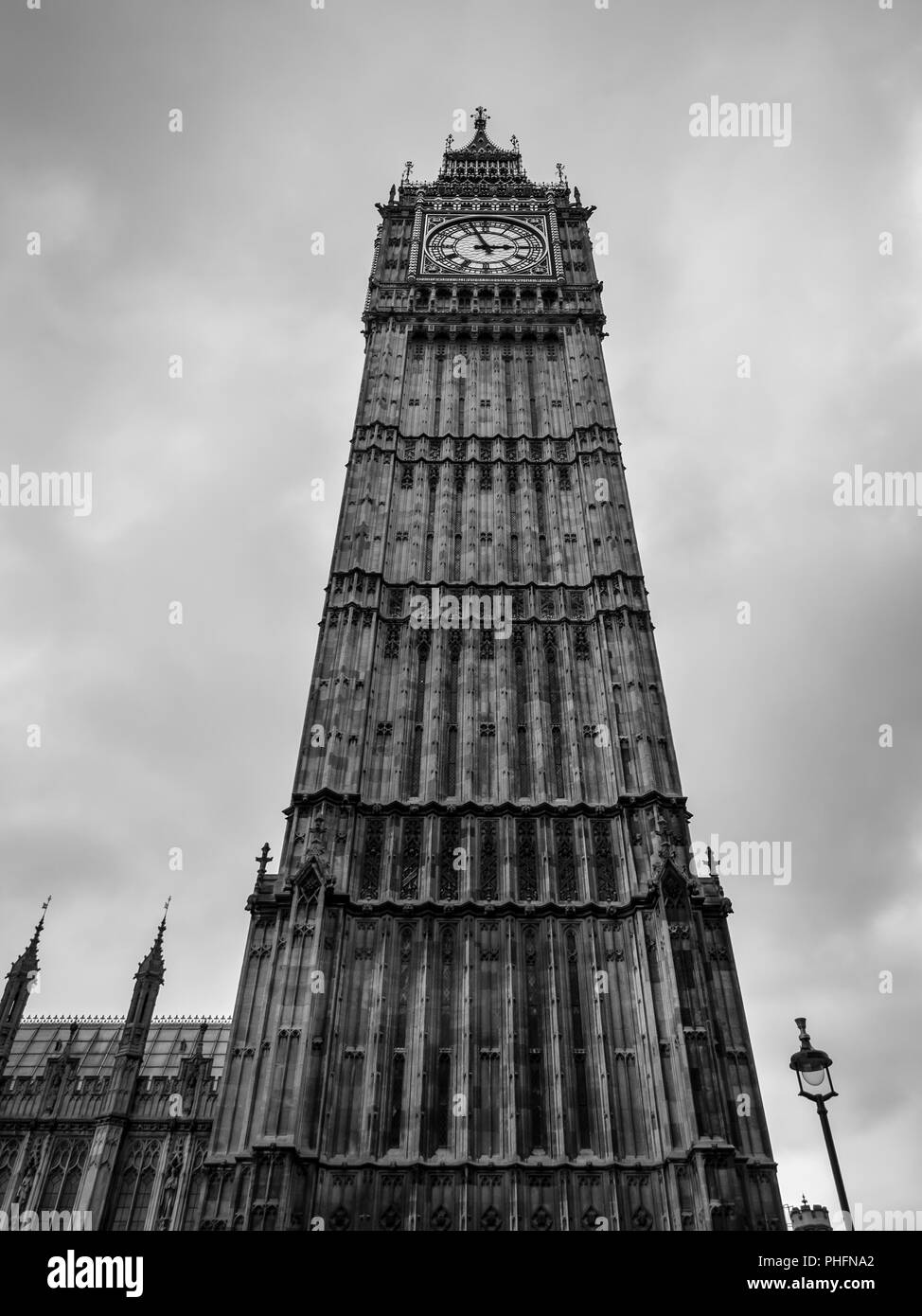 Big Ben clock tower against cloudy sky, également connu sous le nom de Elizabeth Tower Palace près de Westminster et des chambres du Parlement à Londres en Angleterre est devenu un Banque D'Images