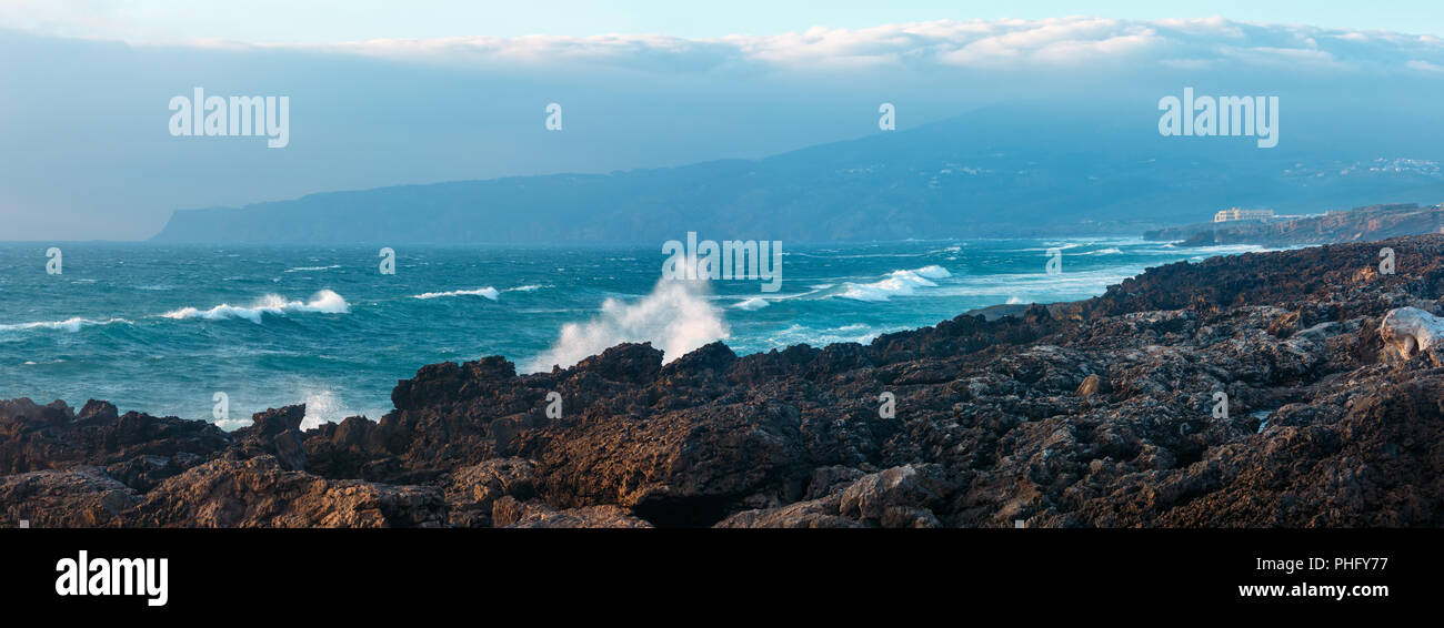 Vagues se brisant sur la côte rocheuse. Banque D'Images