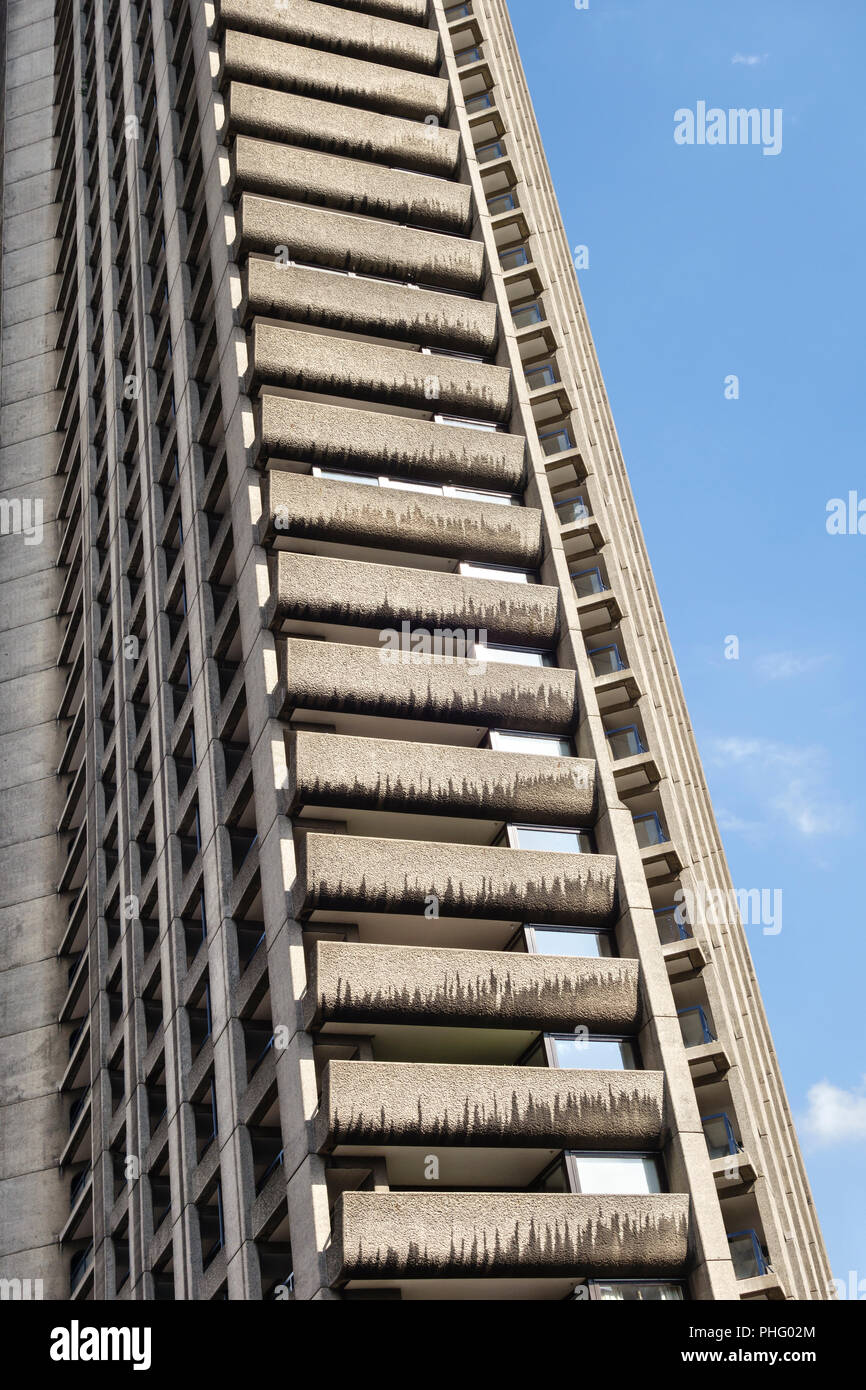 Le Barbican Estate, Londres, Royaume-Uni. Les 44 étages de la tour de Shakespeare a été achevée en 1976 Banque D'Images