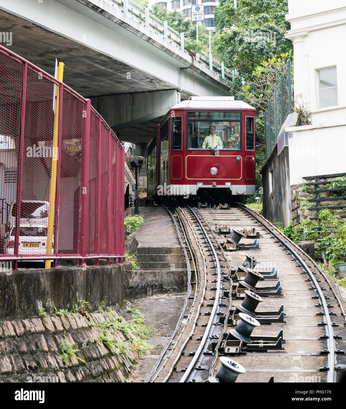 18 février 2018 - Hong Kong. Peak tram revient avec des touristes de la Pic Victoria jusqu'à la rue. Banque D'Images