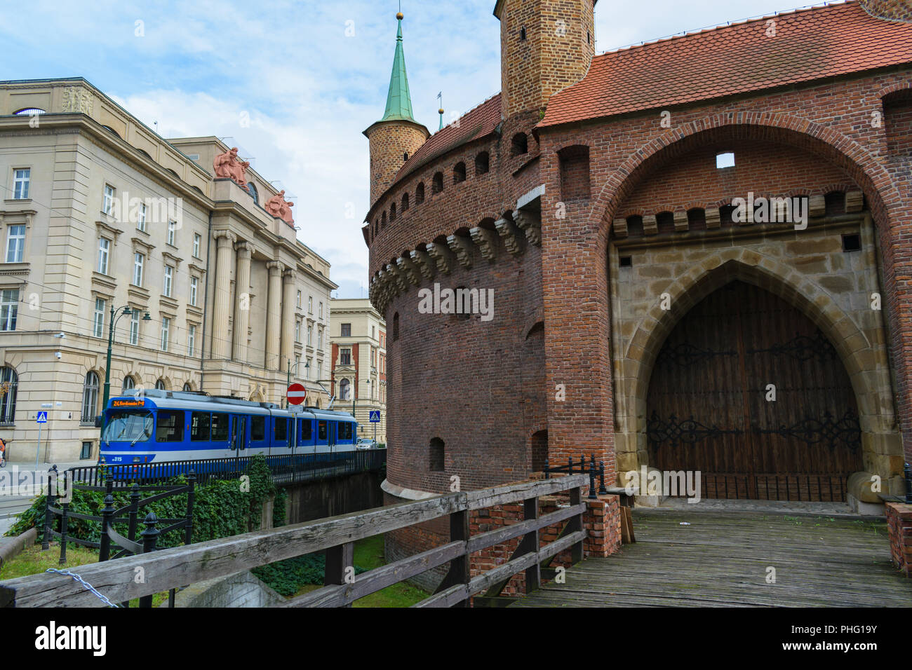 Barbacane de Cracovie (avant-poste médiévale) entrée de côté et de tramway de la ville Banque D'Images