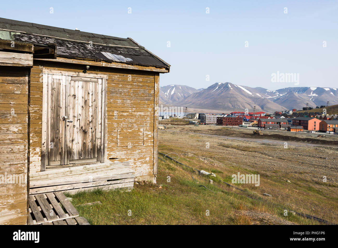 Longyearbyen, Svalbard, Norvège - Août 13th, 2018 : Un vieux maisons en bois le long de la route en été. Banque D'Images