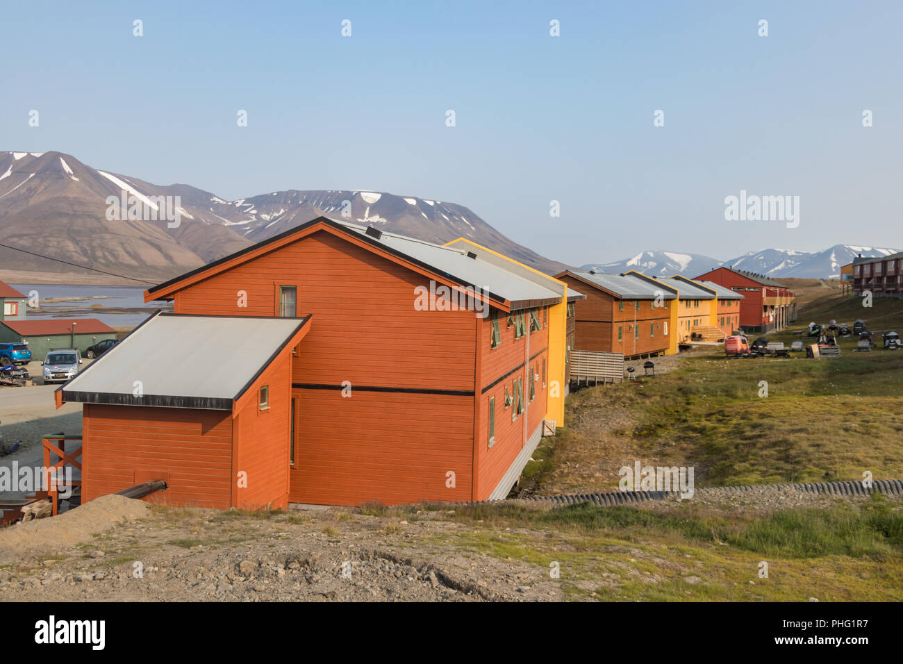 Longyearbyen, Svalbard, Norvège - Août 13th, 2018 : les bâtiments en bois coloré le long de la route en été. Banque D'Images