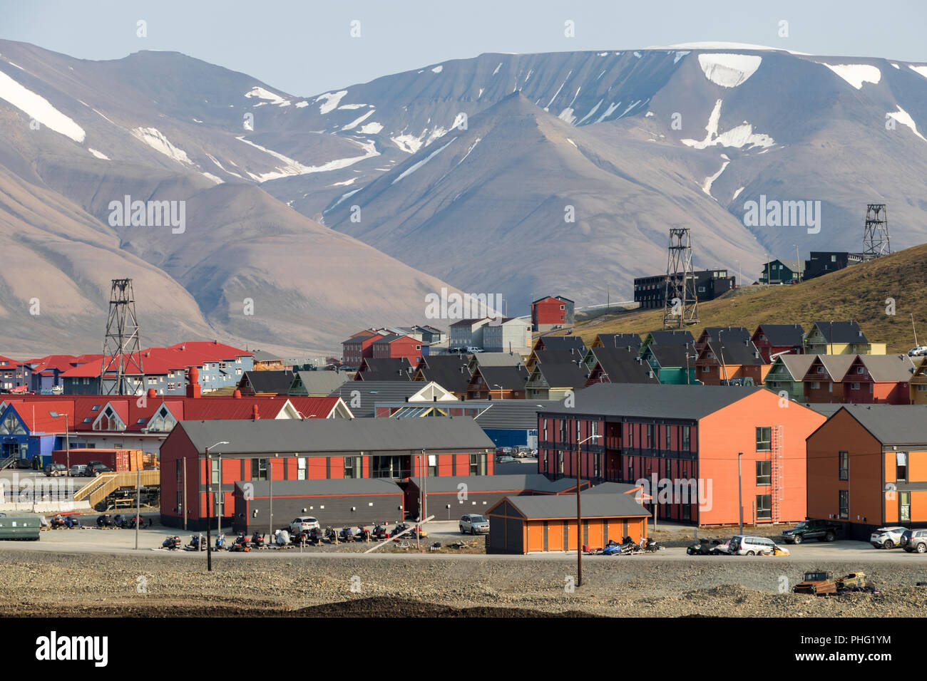 Longyearbyen, Svalbard, Norvège - Août 13th, 2018 : Maisons en bois coloré le long de la route en été. Banque D'Images