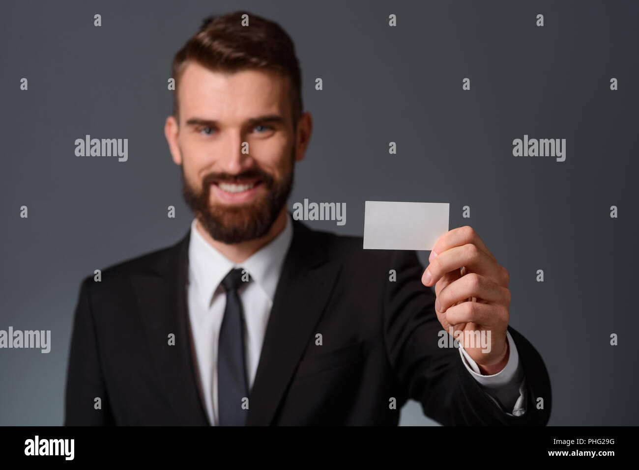 Businessman holding a blank carte de visite Banque D'Images