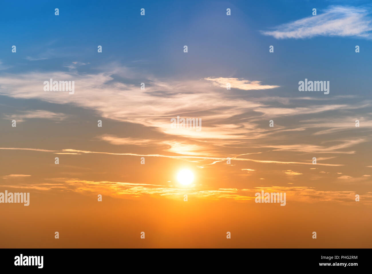 Coucher du soleil dans le ciel bleu avec nuages orange Banque D'Images