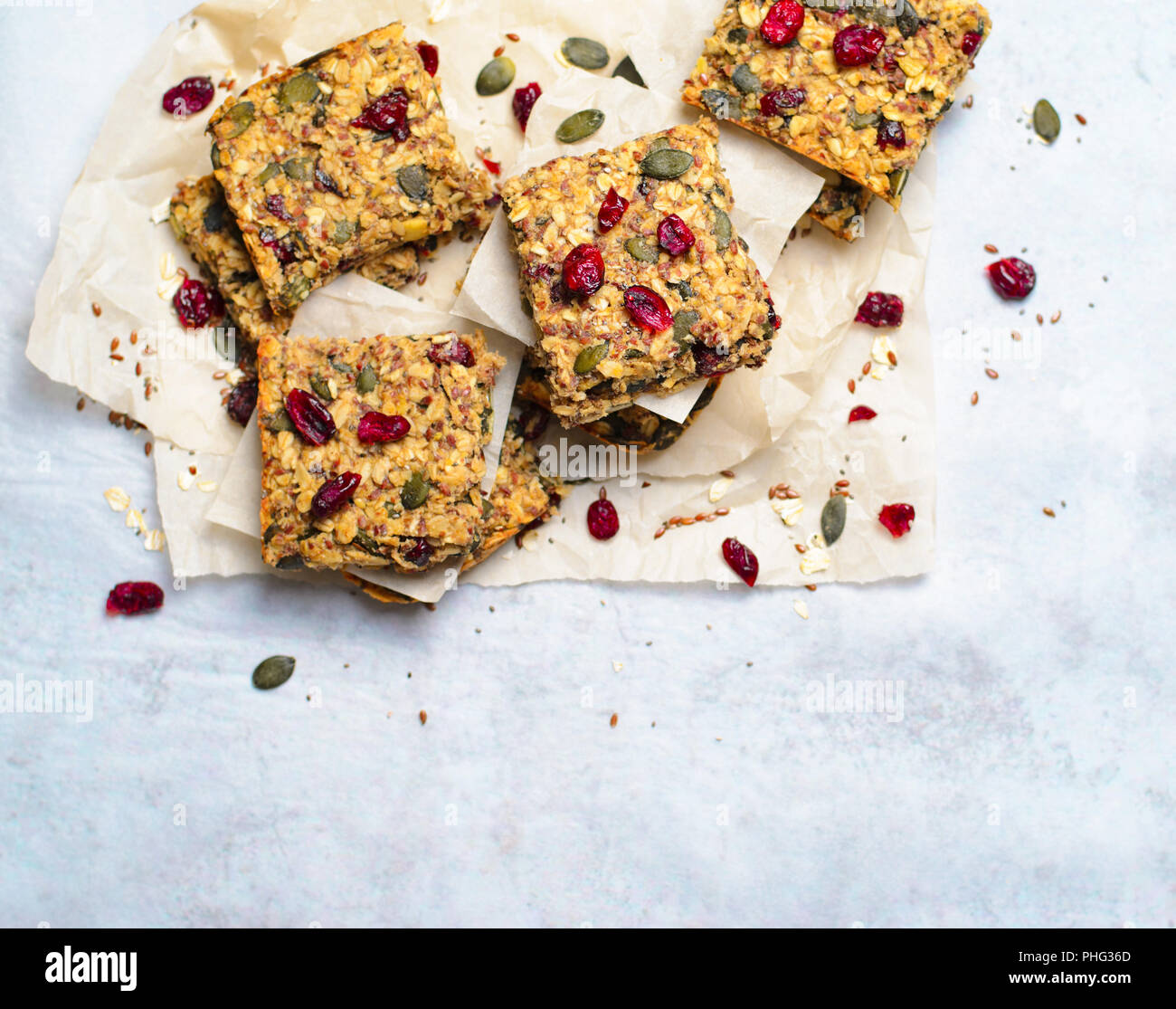 Barres granola, Maison saine, Snack Bars Superfood avec Canneberge, graines de citrouille, d'avoine, graines de lin et de Chia sur fond lumineux, repas vegan Banque D'Images