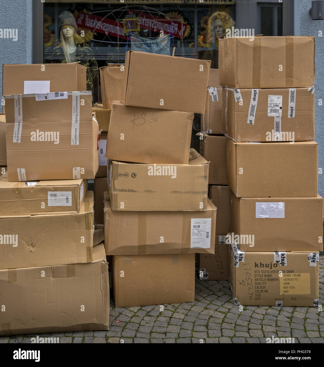 Boîtes de carton devant une vitrine Photo Stock - Alamy