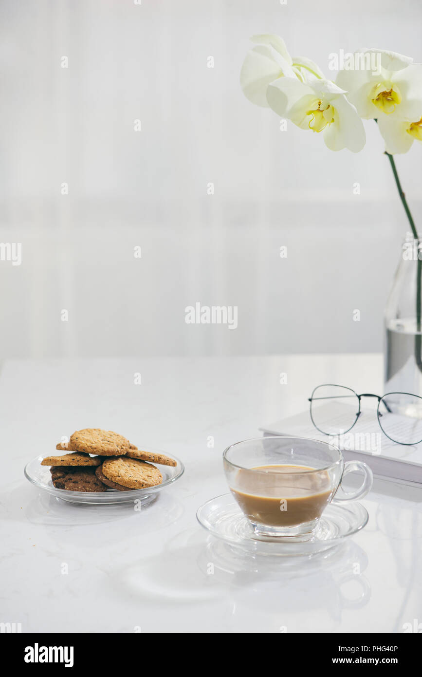 Les cookies et les fleurs sur la table à la maison. Banque D'Images