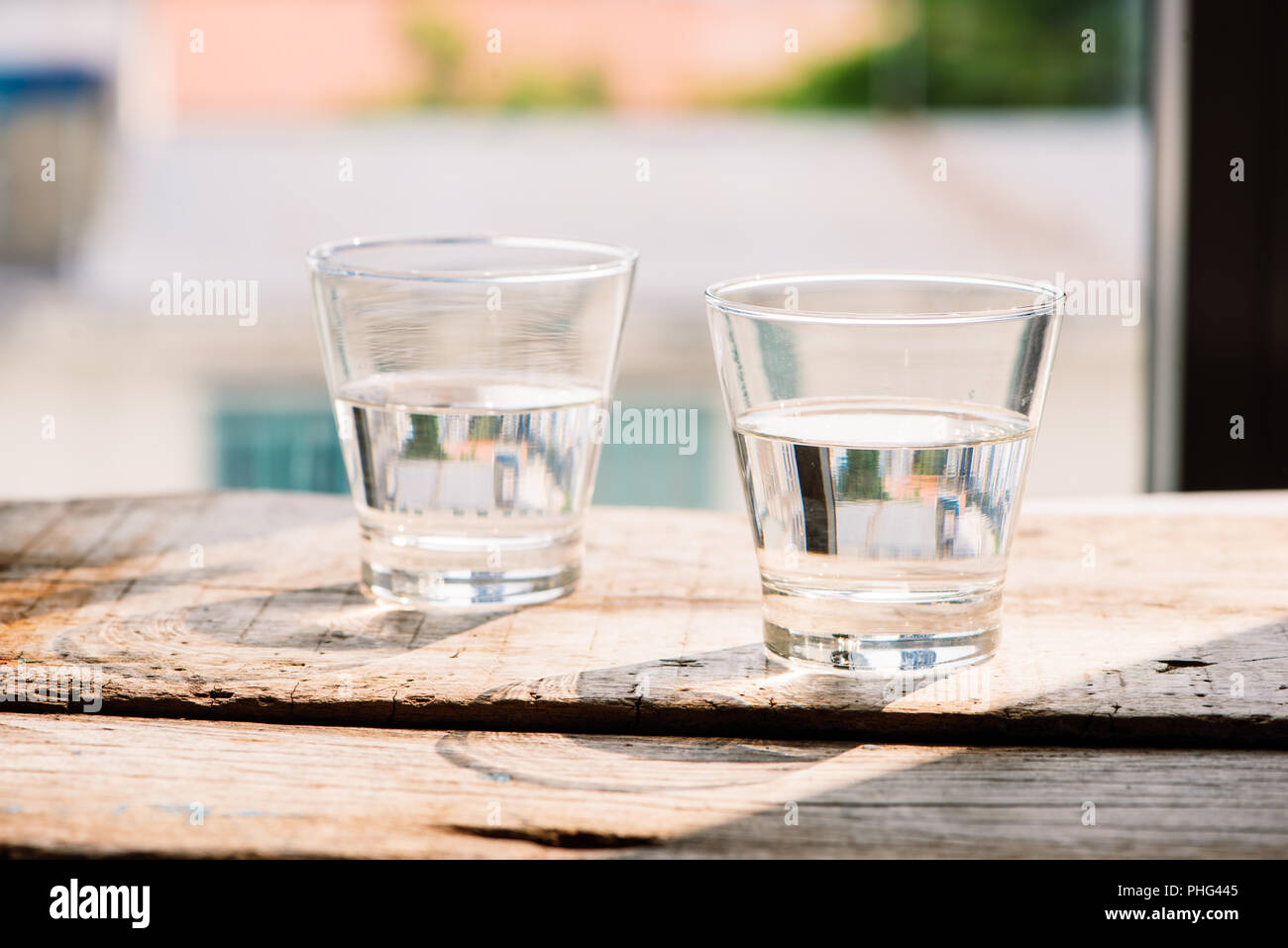Deux verres d'eau sur le tableau sur fond de bois Banque D'Images
