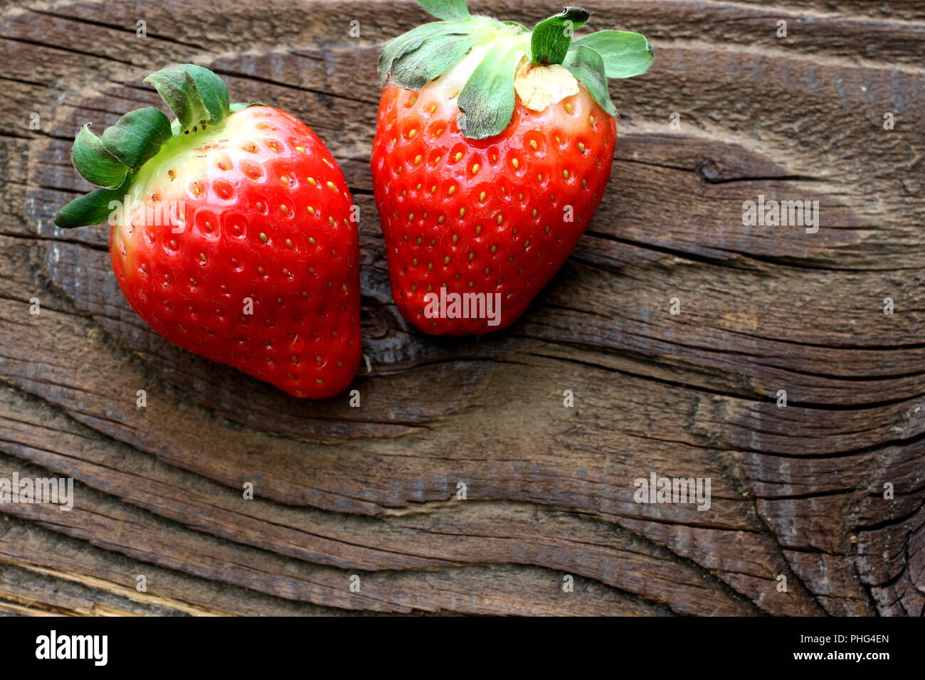 Fraises à l'ancienne table en bois rustique Banque D'Images