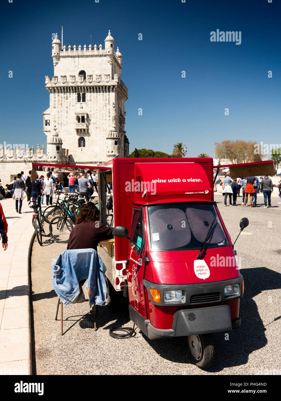 Portugal, Lisbonne, Belém, Torre de Belem, vin en vue mobile bar en Ape van, à côté de la Tour de Belém Banque D'Images