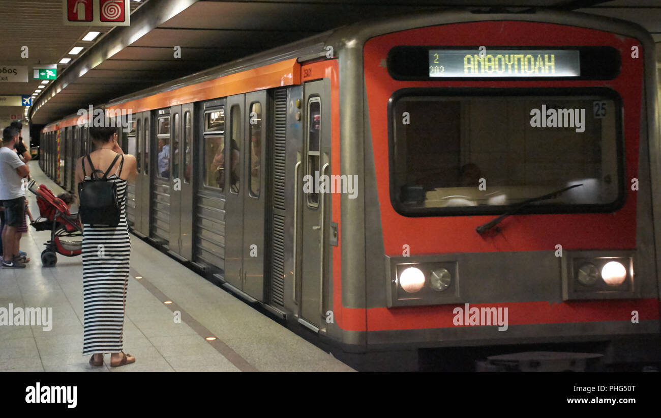 Un train rouge un petit train dans la ville d'Athènes Banque D'Images