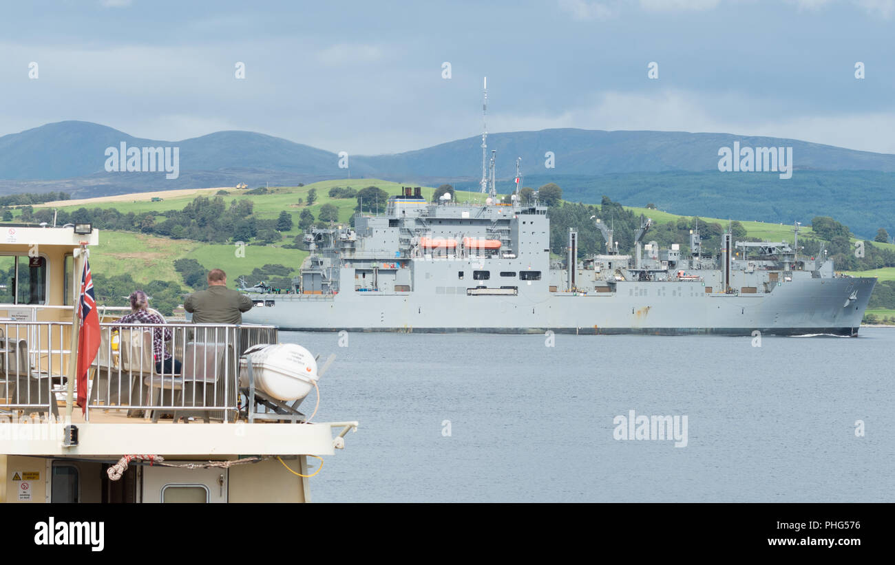 Les passagers de traversier MV Chieftain regardant l'USNS Medgar Evers (T-AKE-13) United States Navy ship dans le Firth of Clyde, en Écosse, Royaume-Uni Banque D'Images