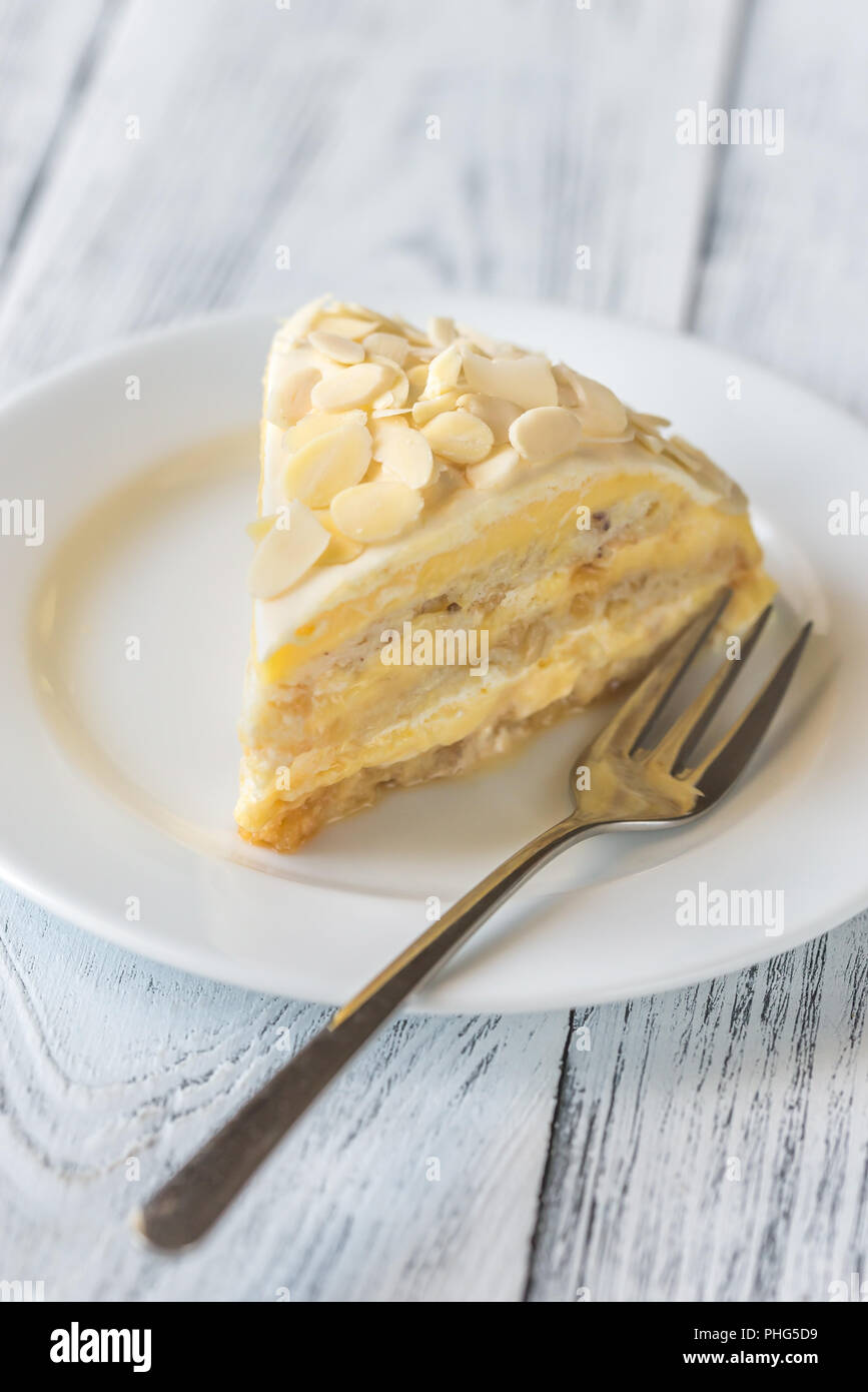 Partie De Gateau Egyptien Sur La Plaque Blanche Photo Stock Alamy