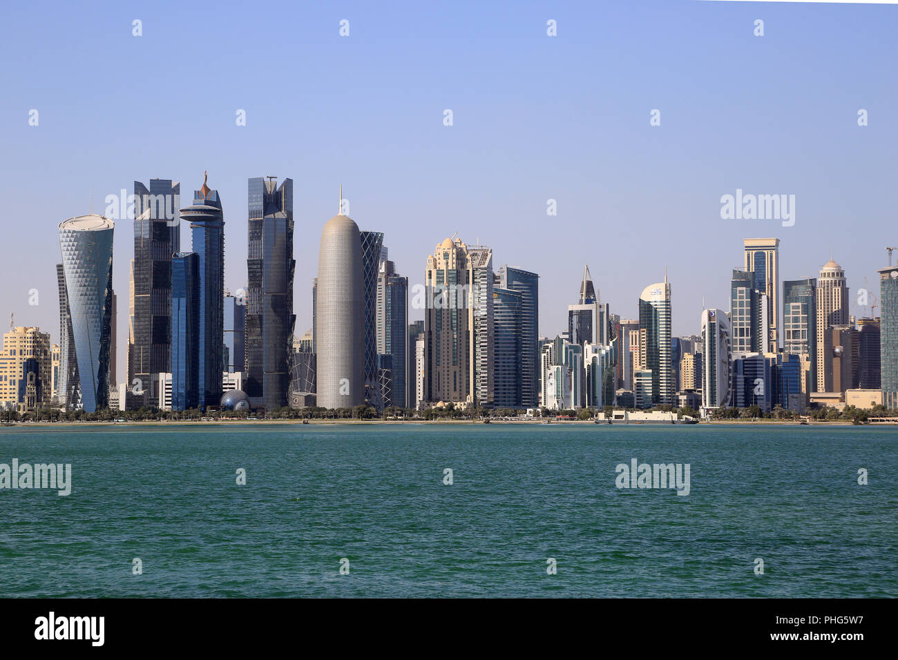 Katar, Doha, Skyline at le Golfe Persique Banque D'Images