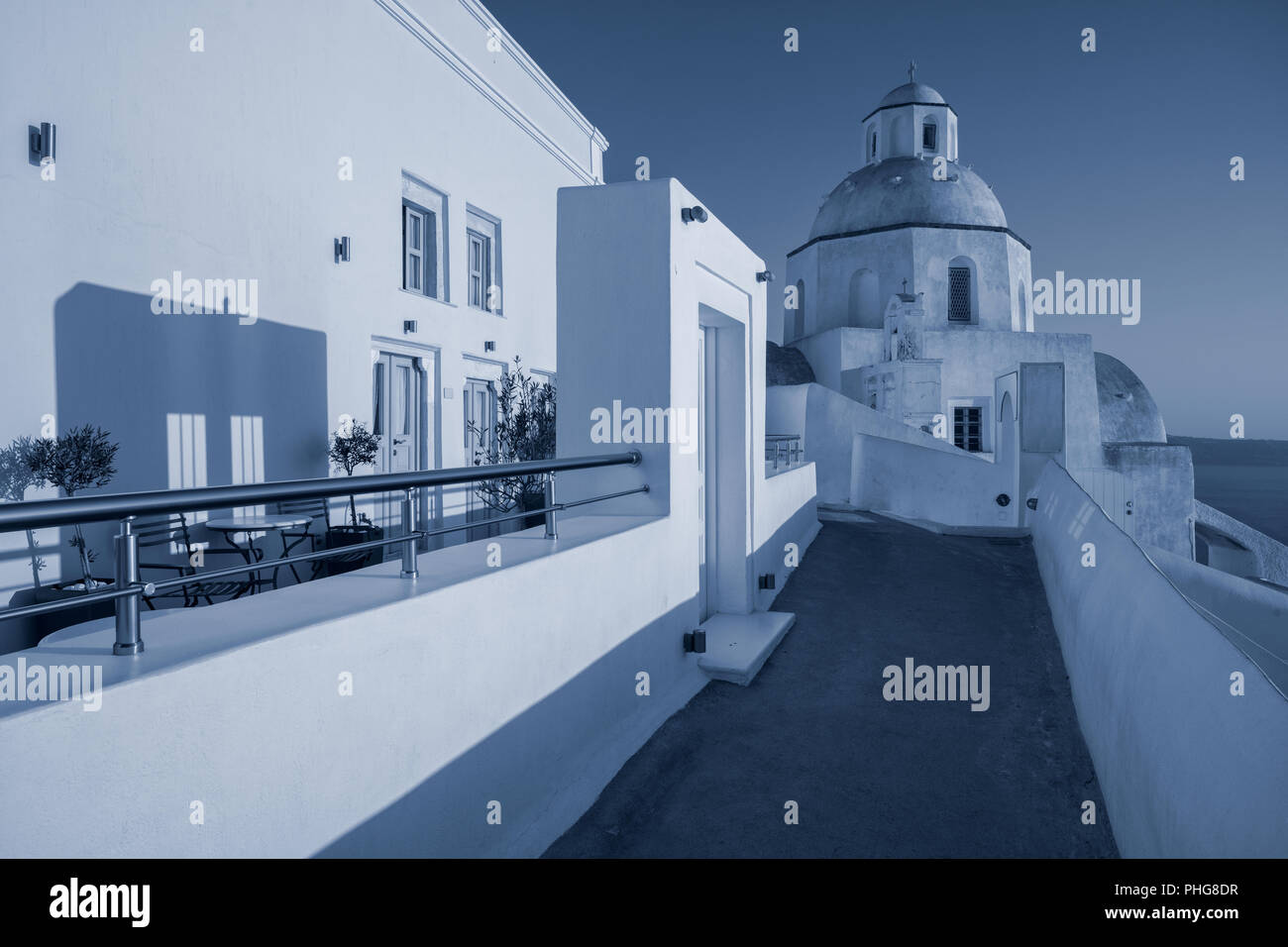 Thira, Santorin. Image aux couleurs du célèbre village de Thira, situé à l'une des Cyclades île de Santorin, le sud de la mer Egée, en Grèce. Banque D'Images