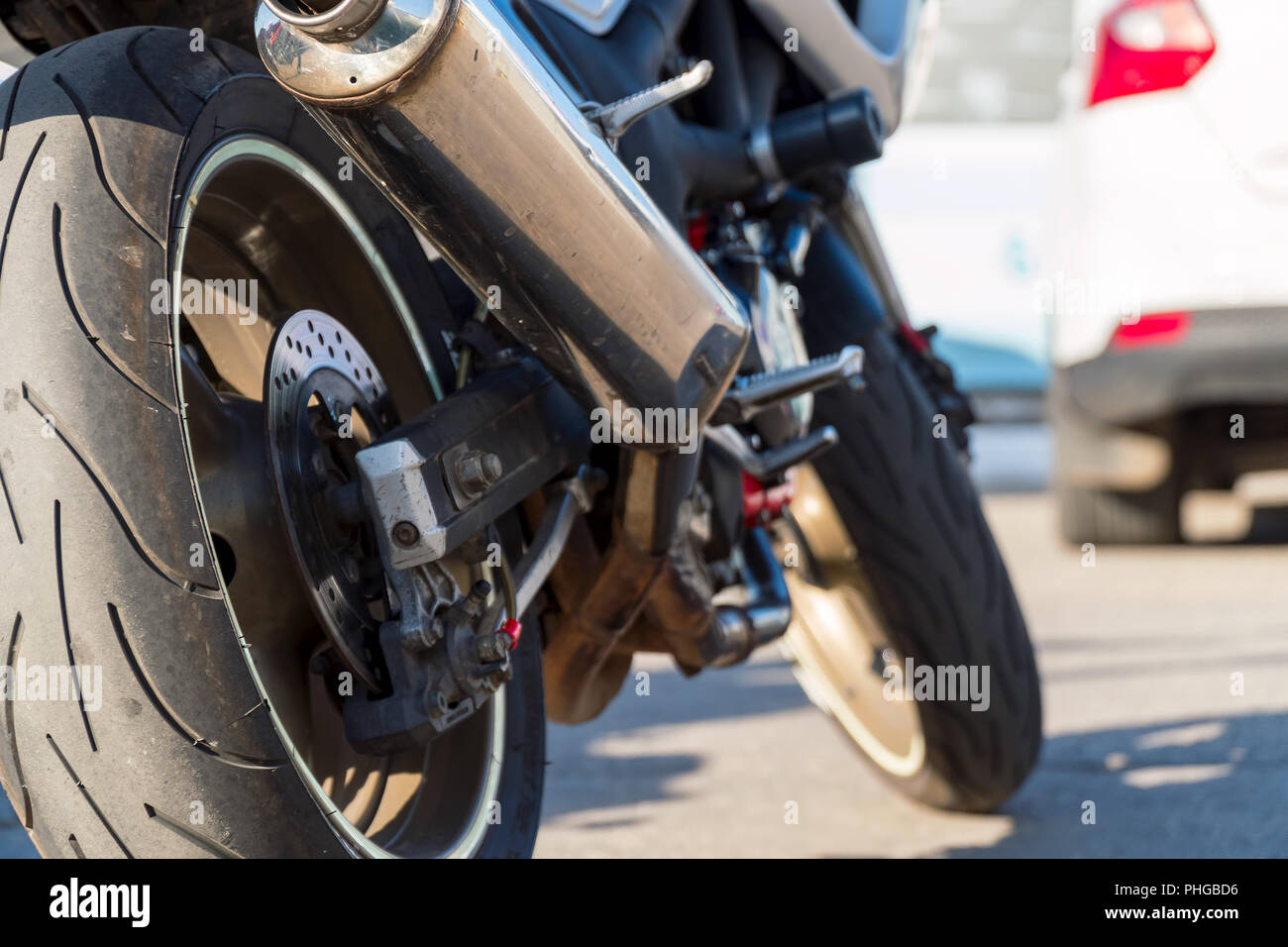 Vue arrière de la motocyclette. Roue arrière, tuyau d'échappement. Soft focus, arrière-plan flou. Banque D'Images