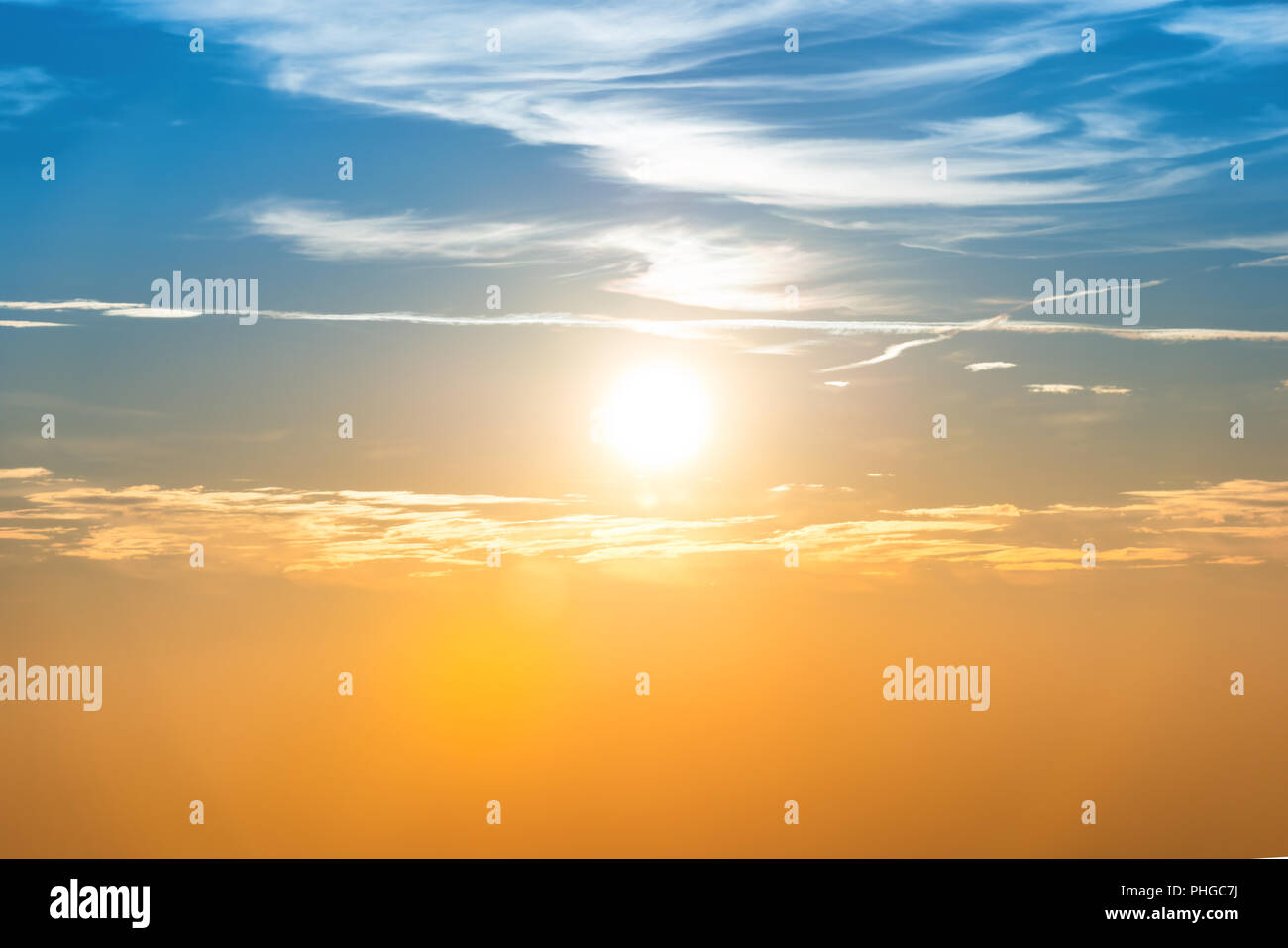 Coucher du soleil dans le ciel bleu avec nuages orange Banque D'Images