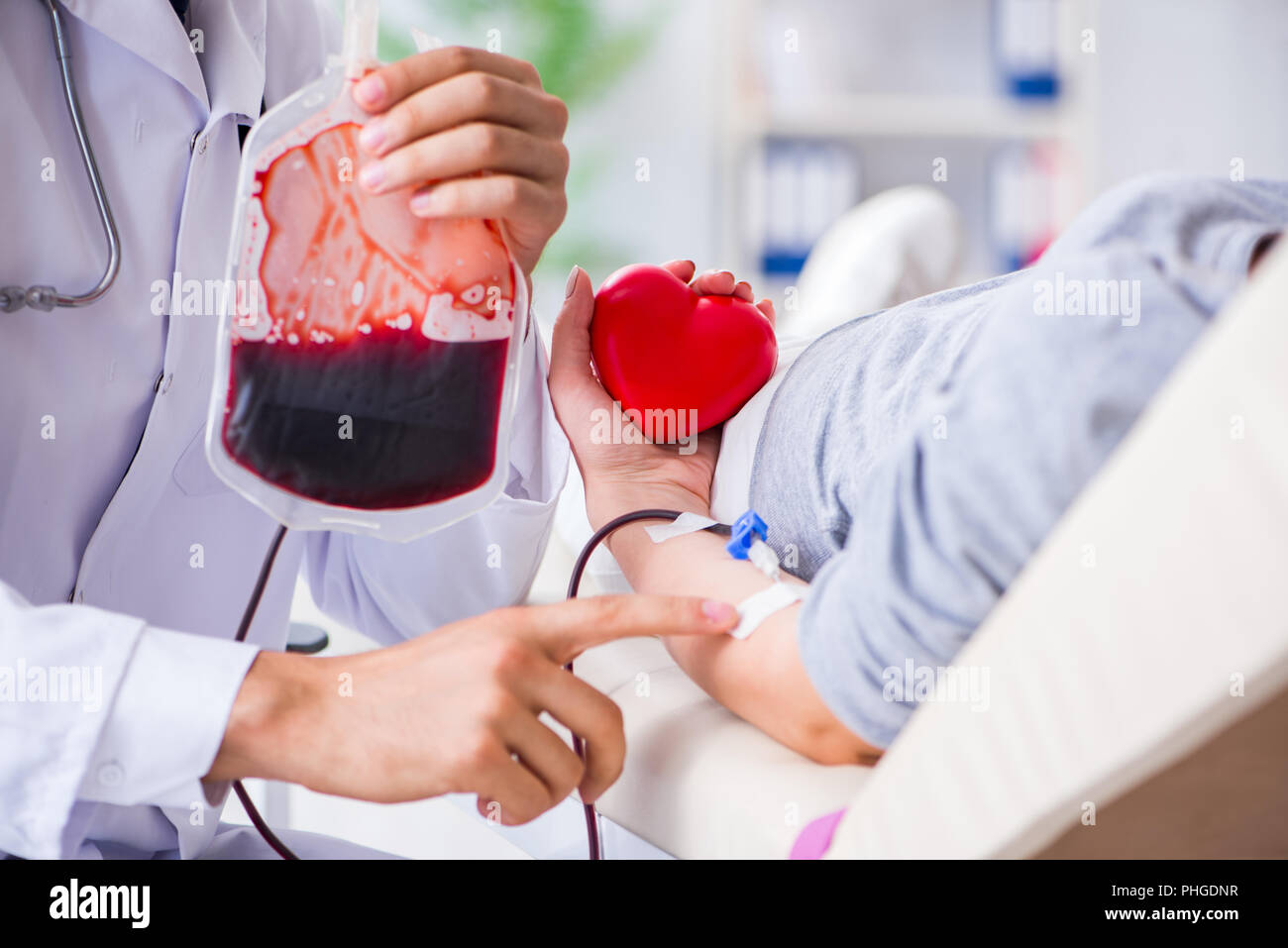 Obtenir du patient transfusion sanguine en hôpital clinique Banque D'Images