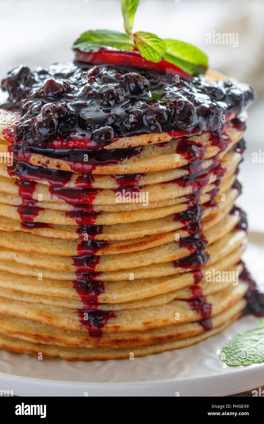 Crêpes de sauce aux baies et menthe close-up. Banque D'Images