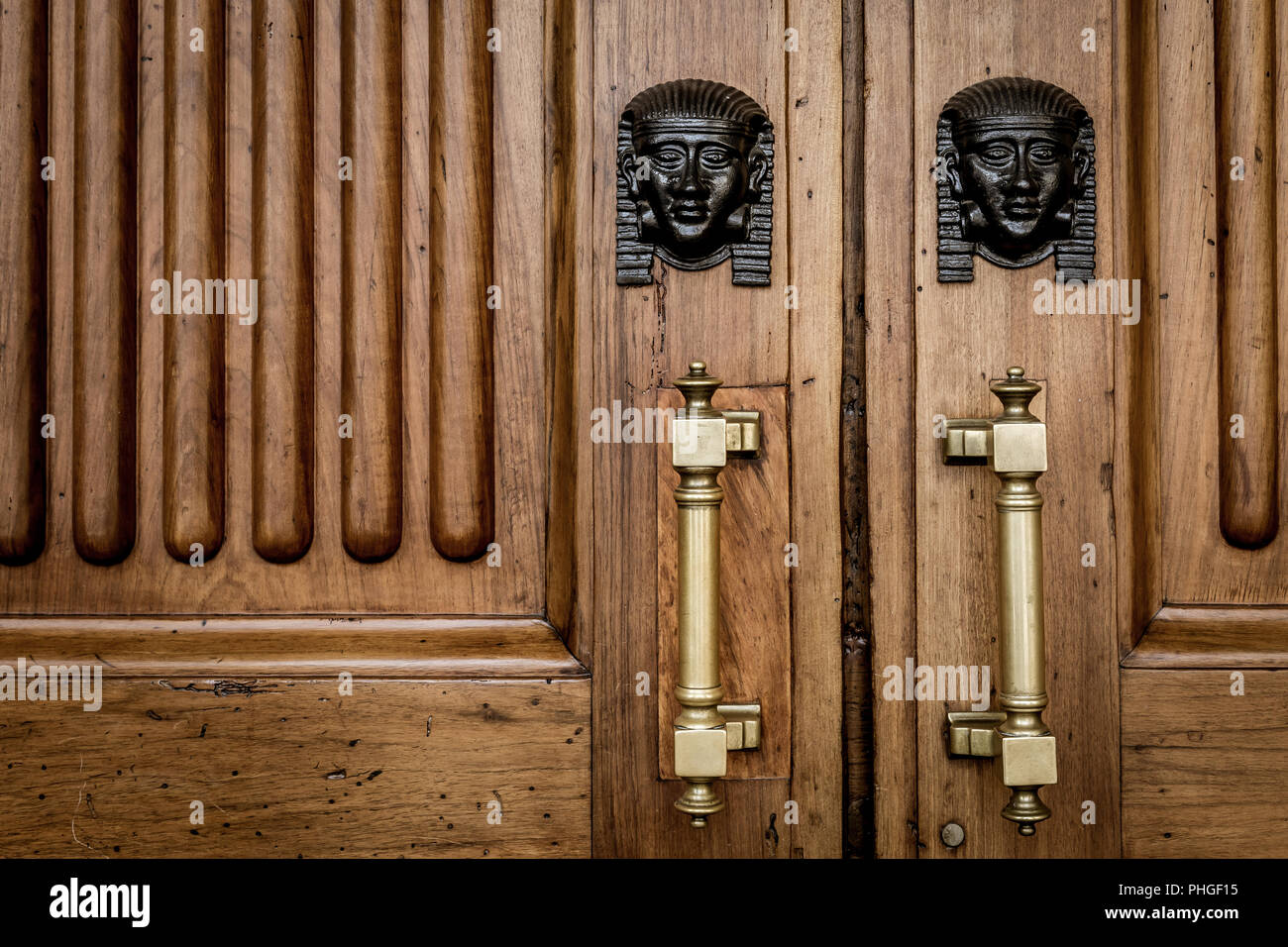Têtes de sphinx à l'entrée porte en bois Banque D'Images