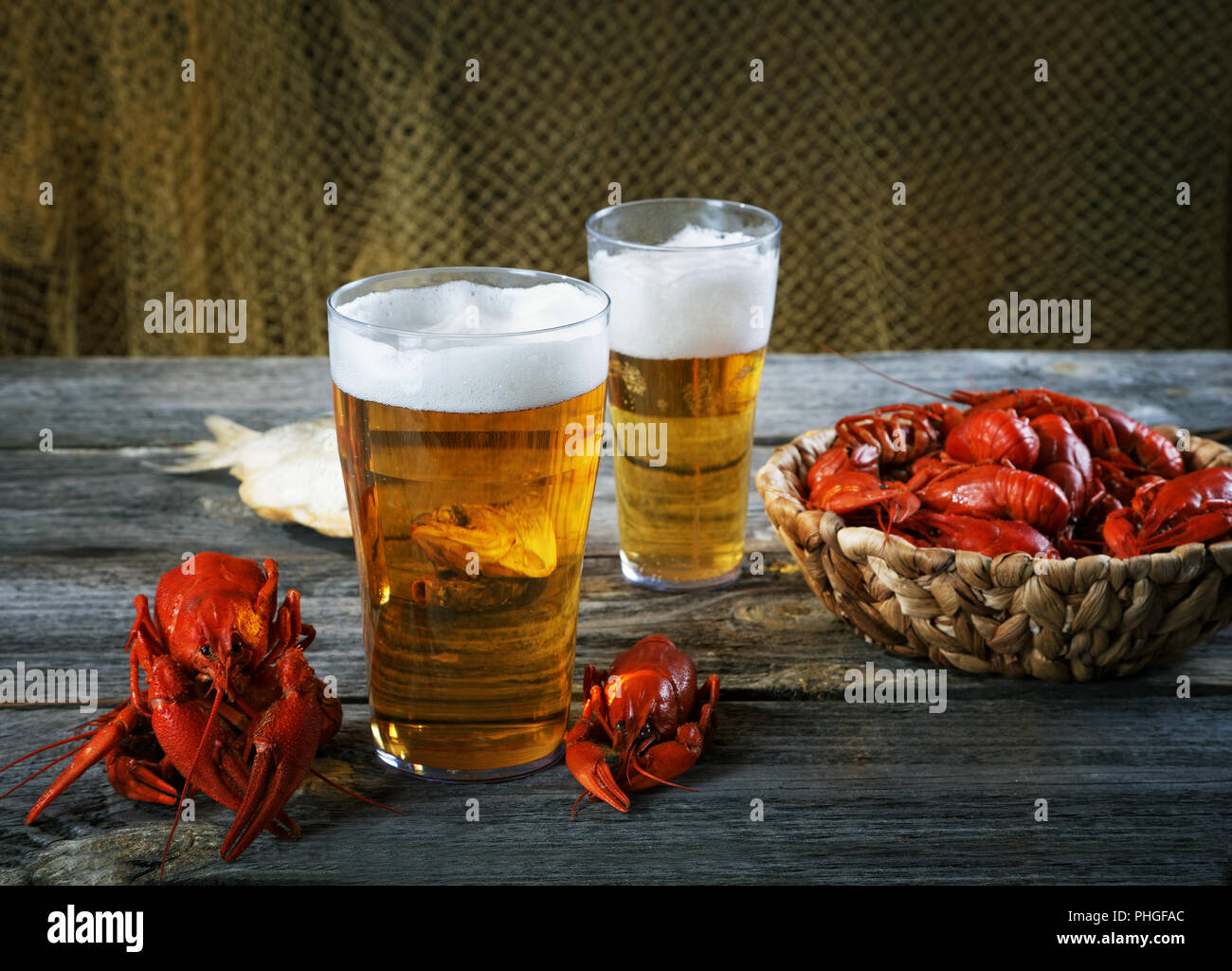 Les écrevisses bouillies savoureuses et bière sur table ancienne Banque D'Images