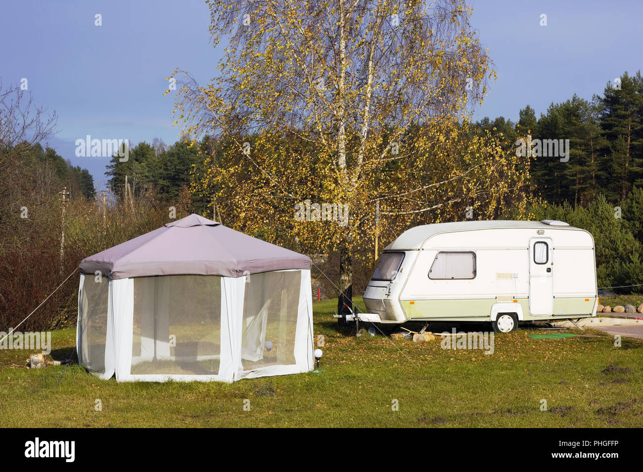 Auto les touristes dans la bois de l'automne Banque D'Images